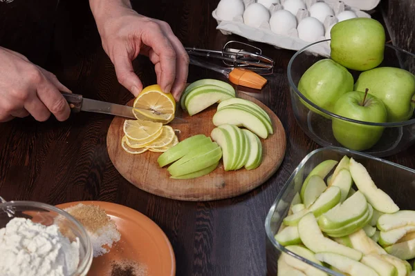 Adam elmalı turta mutfakta hazırlar