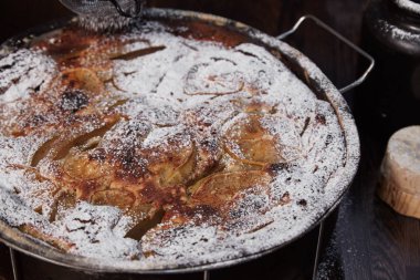 Elmalı turta tarçın ve limon ile.