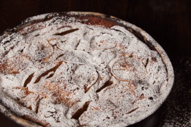 Elmalı turta tarçın ve limon ile.