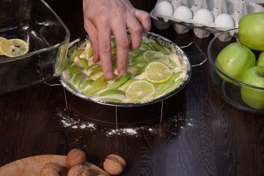 Adam elmalı turta mutfakta hazırlar