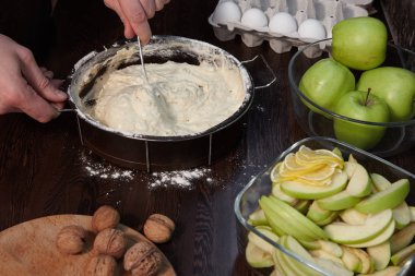 Adam elmalı turta mutfakta hazırlar