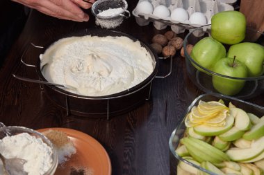 Adam elmalı turta mutfakta hazırlar