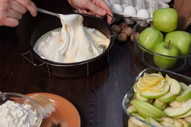 Adam elmalı turta mutfakta hazırlar