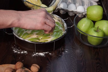 Adam elmalı turta mutfakta hazırlar