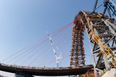 Nehrin bir park bölgesinde modern köprü