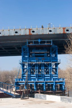 Modern askılı köprü inşaatı.