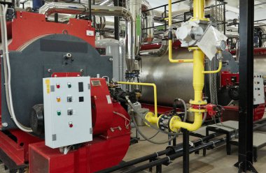 Modern yeni gaz Isıtma kazanlar kazan dairesinde çalışmak.