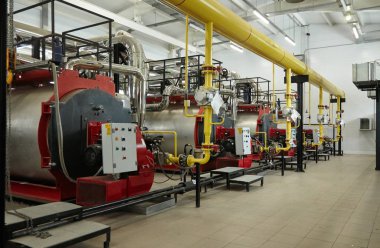 Modern yeni gaz Isıtma kazanlar kazan dairesinde çalışmak.