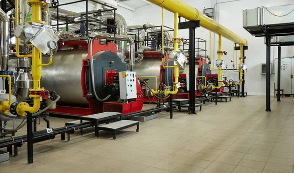 Moderne nieuwe gas verwarming koperplaten werken in een boilerkamer. — Stockfoto