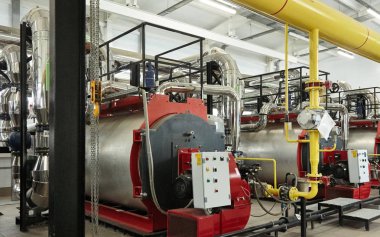 Modern yeni gaz Isıtma kazanlar kazan dairesinde çalışmak.