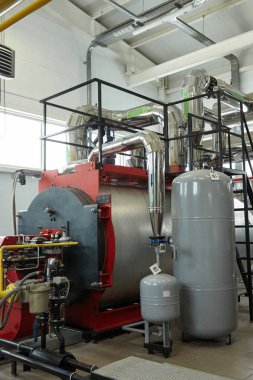 Modern yeni gaz Isıtma kazanlar kazan dairesinde çalışmak.