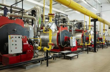 Modern yeni gaz Isıtma kazanlar kazan dairesinde çalışmak.