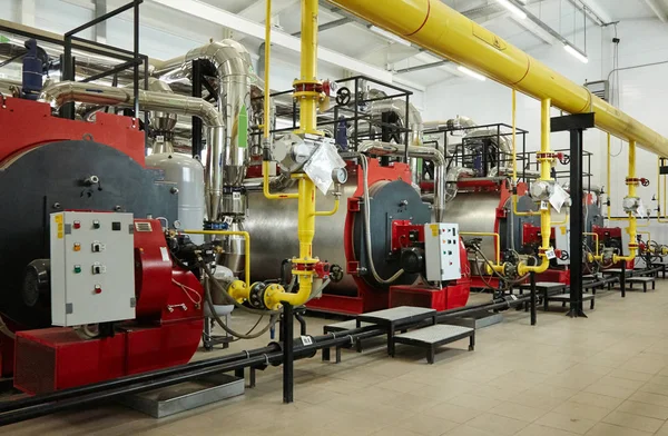 Modernos nuevos cobre de calefacción de gas trabajan en una sala de calderas . Fotos de stock