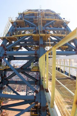 Nehrin bir park bölgesinde modern köprü