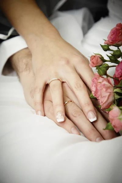 Na een plechtige verloving en een huwelijksceremonie jonggehuwden omarmen — Stockfoto