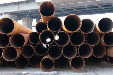 demir borular bir şantiyeye konur 