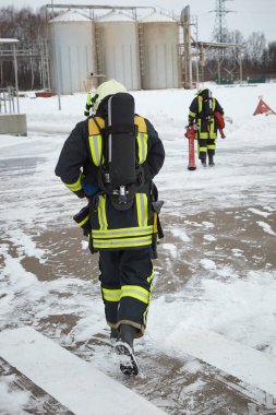 İtfaiyeciler Atılgan, yangın söndürmek.