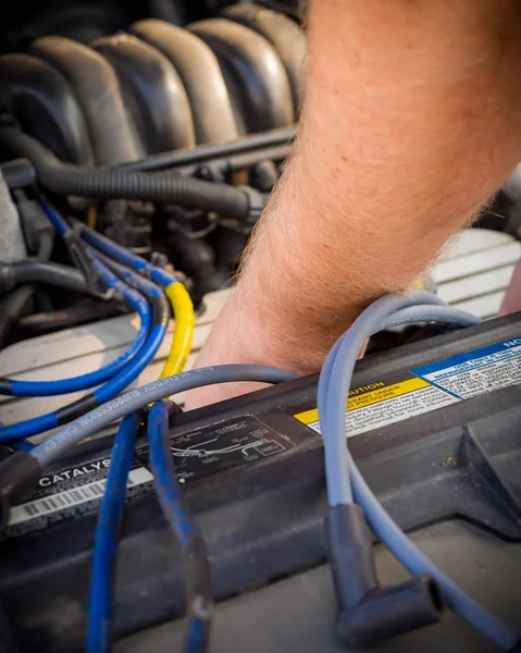 Close Van Een Mannenhand Motorruimte Vervangt Oude Beschadigde Bougiekabels — Stockfoto