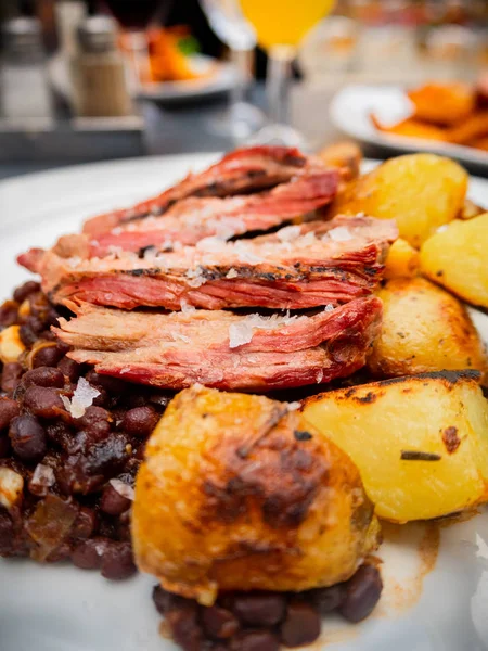 Primo Piano Arrosto Maiale Alla Griglia Con Patate Arrosto — Foto Stock