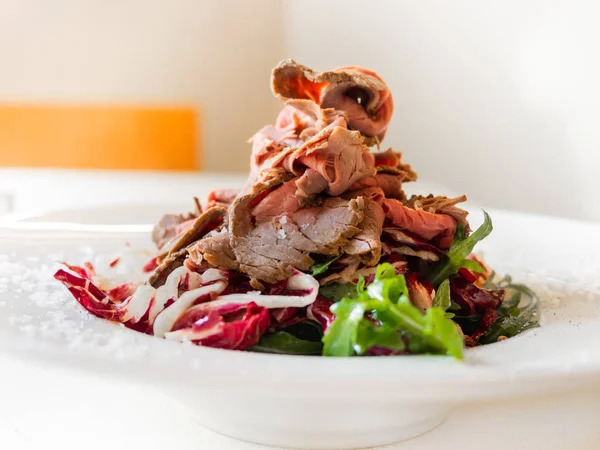 Frische Portion Roastbeef Salat Stockbild