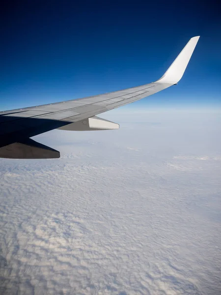 Yüksek Irtifa Bulutların Üstünde Uçan Yolcu Uçağının Kanat — Stok fotoğraf