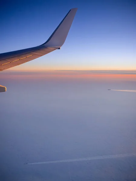 Yolcu Uçağı Başka Bir Uçağın Penceresinden Görmek — Stok fotoğraf