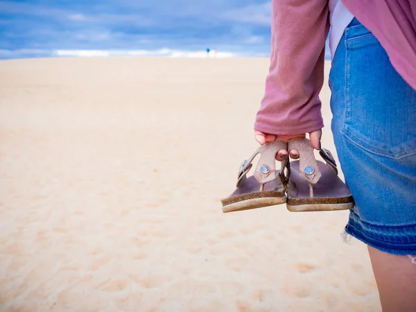 Young Woman Walkong Beach Flip Flops Her Hand — Stock Photo, Image