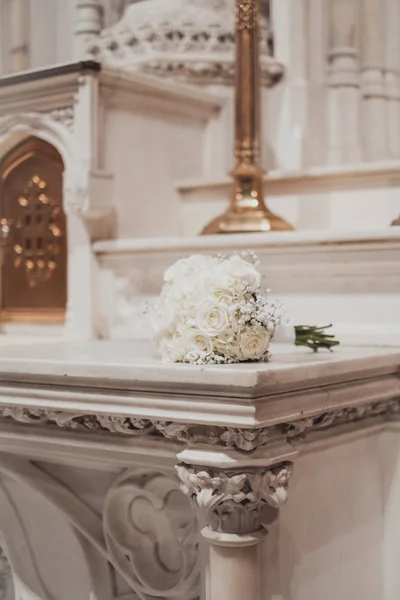 Bruiloft Boeket Rozen Kerk — Stockfoto