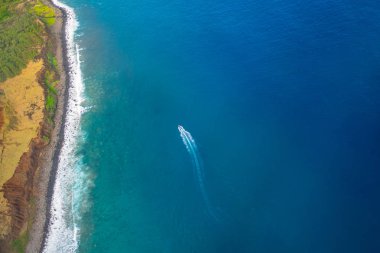 Kauai ada Hawaii güzel doğa manzara. Helikopter, uçak, top görünümü. Orman. Dağları. Okyanus. Manzaralı. Drone