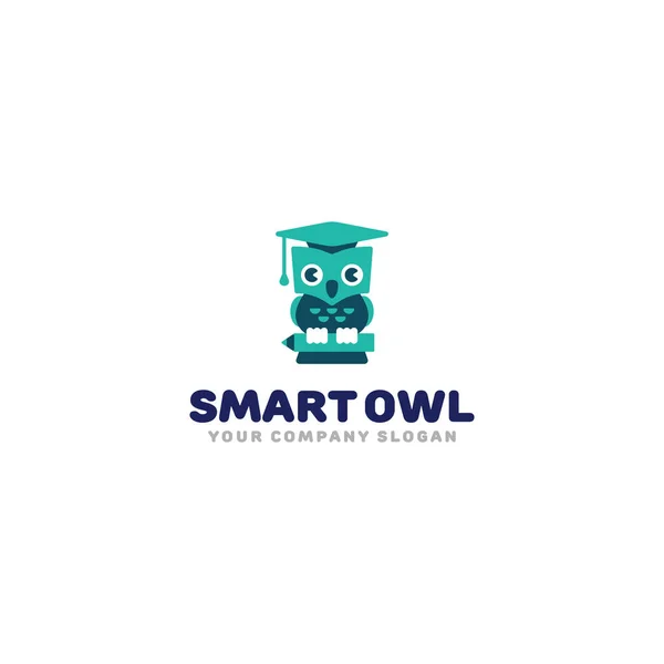 Smart Eule Logo. Niedliche Cartoon-Eule mit Diplomhut. Kinder studieren Symbolvektorvorlage. — Stockvektor