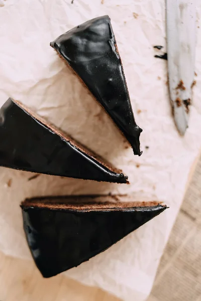 ahşap masa üzerinde çikolatalı kek