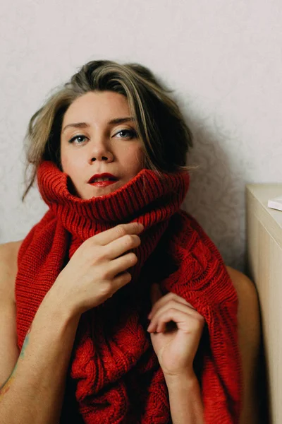 Kırmızı kazaklı kadın