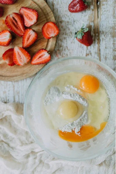 çilek tatlısı pişirme