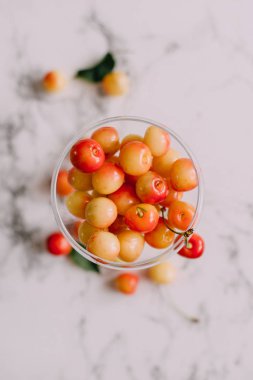 Beyaz arka planda kiraz meyveleri