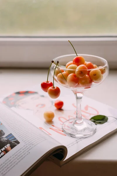 Kirschbeeren Auf Weißem Hintergrund — Stockfoto