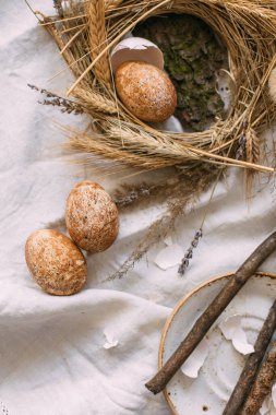 Yuvadaki paskalya yumurtaları