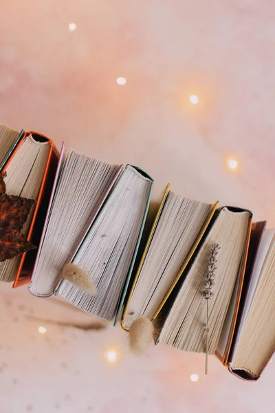 Kitaplar Fincanlar Masaya — Stok fotoğraf