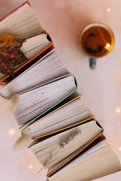テーブルの上の本やカップオーグティー — ストック写真