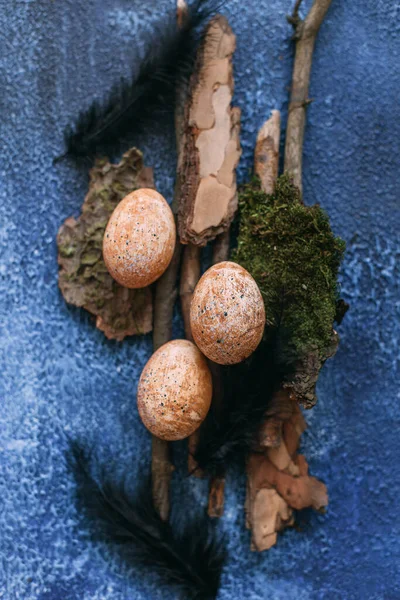 Paskalya yumurtaları masada.