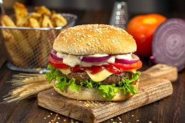 Süslü masada patatesli hamburger.