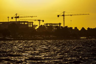 Vinçler, gün batımı sırasında bir inşaat Atölyesi'nde Izmir (Türkiye)