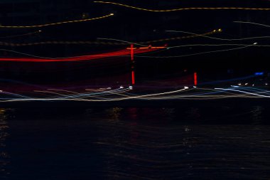 Gece boyunca bir kent görünümünde arka ışıklar