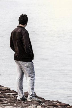 Kışın - fotoğraf seaside adlı genç yalnız adam