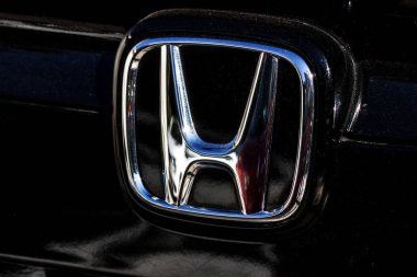 Honda ticari marka simgesi siyah bir araba - fotoğraf frontside içinde