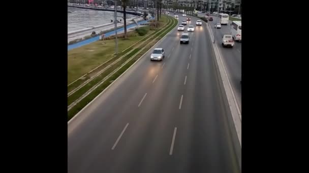 Sahil Izmir Sokakta Erken Akşam Anda Geçen Otomobillerin Trafik Zaman — Stok video