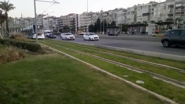 Τραμ Και Παραθαλάσσιο Δρόμο Κυκλοφορίας Goztepe Σμύρνης Τουρκία Νοεμβρίου 2018 — Αρχείο Βίντεο