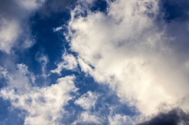 Masmavi gökyüzünde - fotoğraf beyaz ve koyu bulutlar