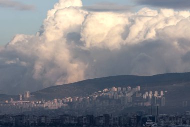 Fırtınalı bulutlar üzerinde Izmir (Türkiye) - fotoğraf geliyor