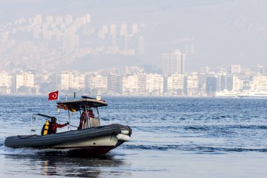 Polis dalgıçlar üzerinde bir zaten cehennemlik gidiş hızlı Izmir (Türkiye) - fotoğraf önünde deniz suyu üzerinde