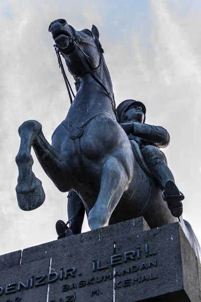 Monument Ataturk Hästen Izmir Turkiet — Stockfoto